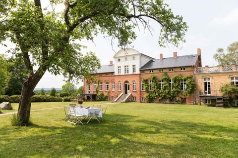 Facade/entrance, BBQ facilities, Garden, Balcony/Terrace