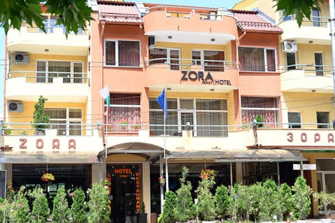 Facade/entrance