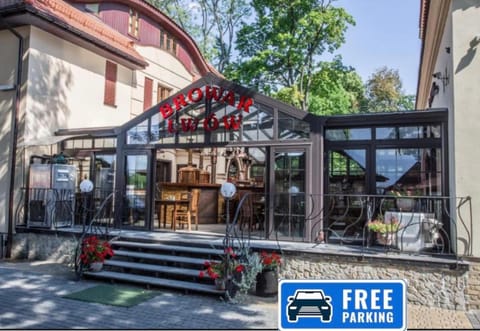 Property building, Restaurant/places to eat, Parking