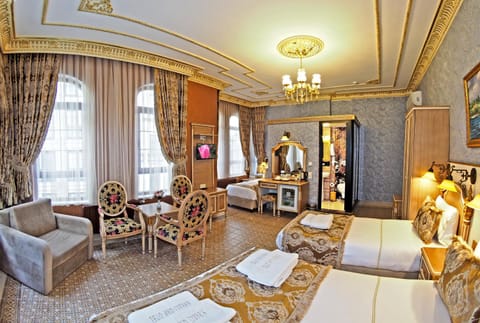 Photo of the whole room, Decorative detail, Guests, children, young children, older children, group of guests, Family