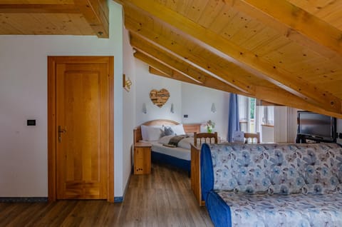 Bed, TV and multimedia, Photo of the whole room, Bedroom