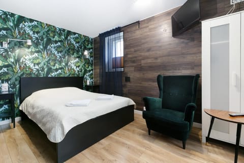 Bed, TV and multimedia, Photo of the whole room, Decorative detail