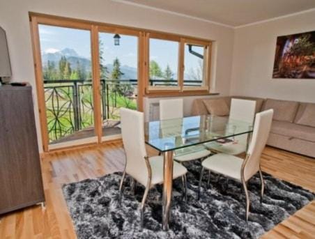Bed, Day, Summer, Living room, Food and drinks, Seating area, Dining area, Mountain view