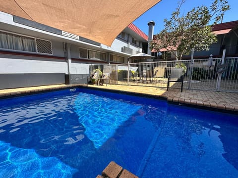 Property building, Day, Pool view, Swimming pool, Swimming pool, sunbed