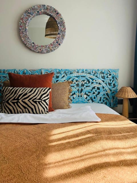 Bed, Photo of the whole room, Decorative detail
