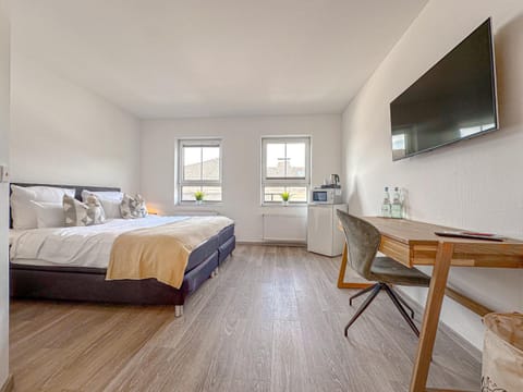 Bed, TV and multimedia, Photo of the whole room, Bedroom