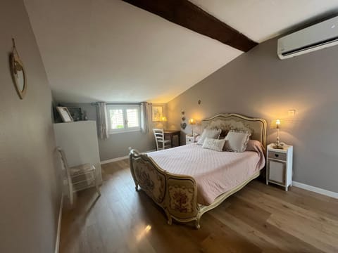 Bed, TV and multimedia, Bedroom, internet, towels, air conditioner