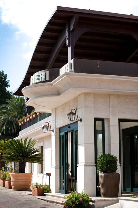 Facade/entrance