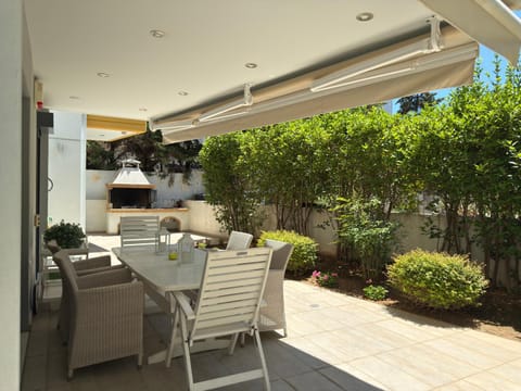 Patio, Day, Garden, Seating area, Dining area, Garden view