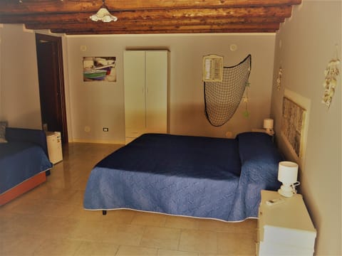 Shower, Toilet, Bed, TV and multimedia, Photo of the whole room, Bedroom