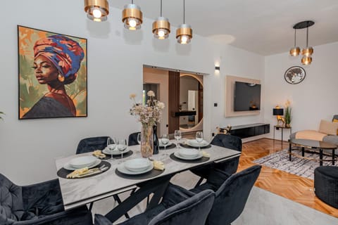 TV and multimedia, Seating area, Dining area