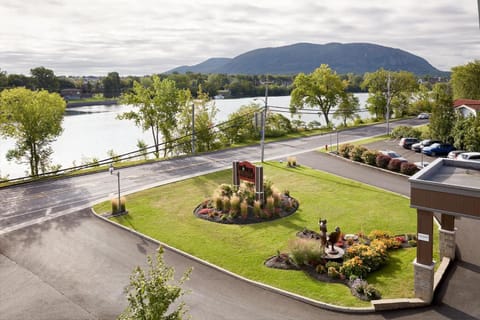 Facade/entrance, Natural landscape, Mountain view, River view