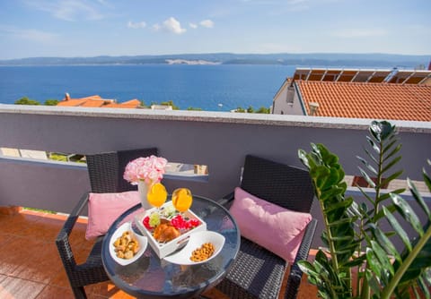 Day, Natural landscape, View (from property/room), Balcony/Terrace, Food and drinks, Seating area, Lake view, Sea view