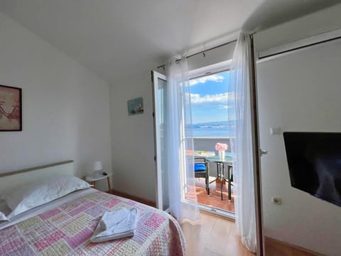 Bed, Natural landscape, TV and multimedia, Bedroom, Sea view
