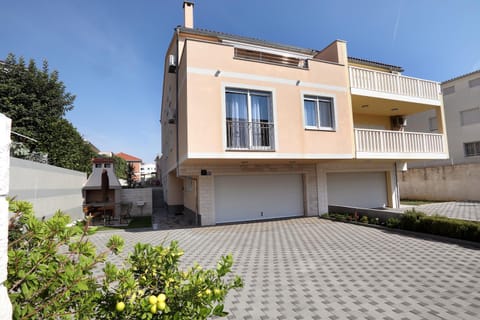 Property building, BBQ facilities, Parking