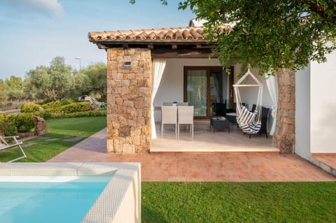 Property building, Patio, Garden, Garden view, Pool view, Swimming pool, sunbed