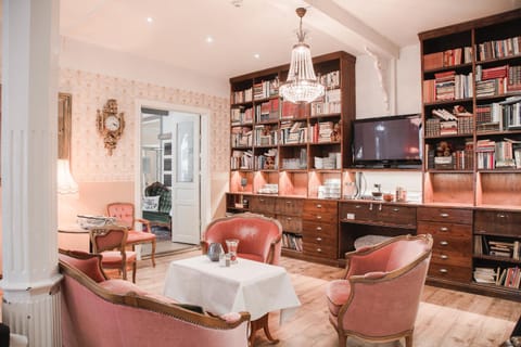 Library, Living room, Lounge or bar, Seating area