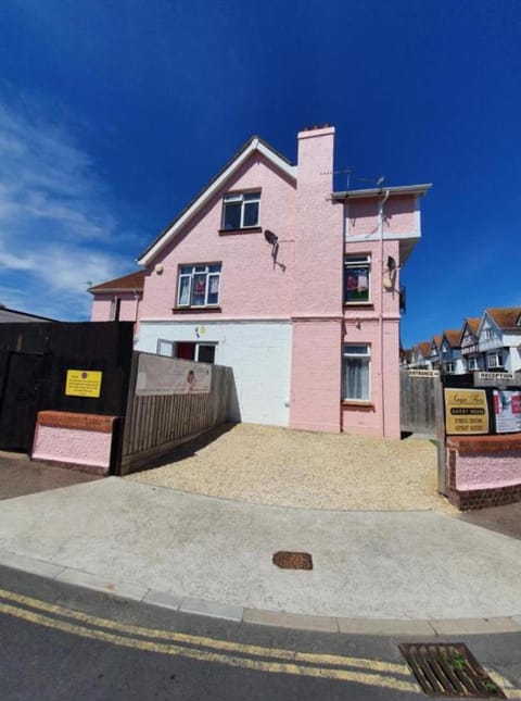 BARBIE GUEST HOUSE , On Ground Floor a 2 Bedroom Garden Apartment with Private Car Space , Opposite Paignton Pier , 2 Double Beds , 2 Single beds Kitchen & Air Fryer , Reception to Help you Bed and Breakfast in Paignton