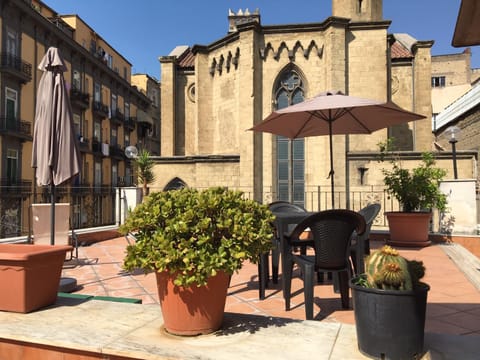 Property building, Nearby landmark, Neighbourhood, Solarium, Balcony/Terrace, City view, City view, Landmark view, Landmark view, Street view, Area and facilities