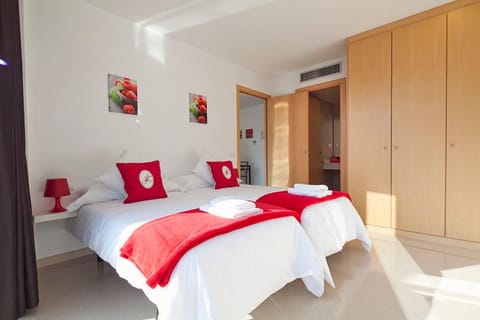 Bed, Photo of the whole room, Decorative detail, Bedroom