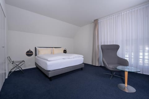 Bed, Photo of the whole room, Seating area