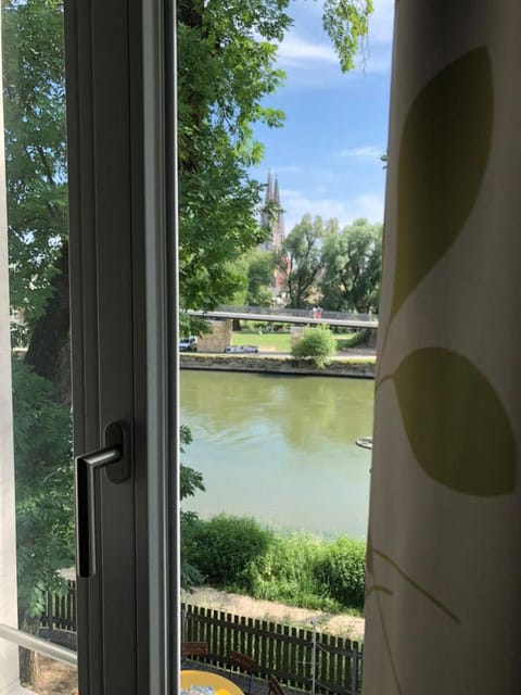 Nearby landmark, Neighbourhood, View (from property/room), View (from property/room), City view, Landmark view, River view, River view, Area and facilities