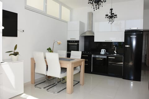 TV and multimedia, Coffee/tea facilities, Kitchen or kitchenette, Living room, Seating area, Dining area