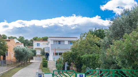 Property building, BBQ facilities, Garden, Balcony/Terrace, Living room, Dining area, Beach, Sea view