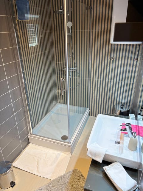 Shower, Bathroom, towels