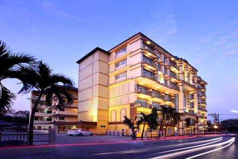 Facade/entrance, Area and facilities
