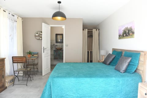 Photo of the whole room, Decorative detail