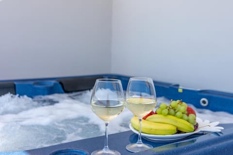 Hot Tub, Food and drinks, Drinks, Alcoholic drinks