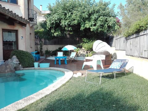 Solarium, Swimming pool, sunbed