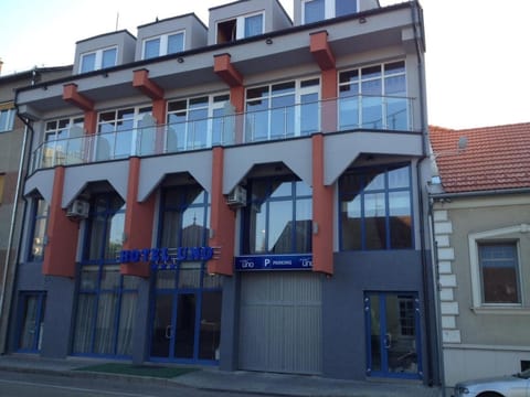 Facade/entrance