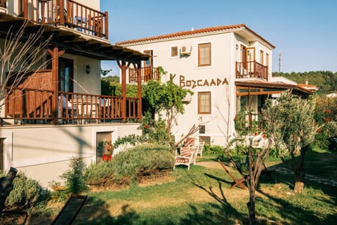 Property building, Day, Garden, Garden view