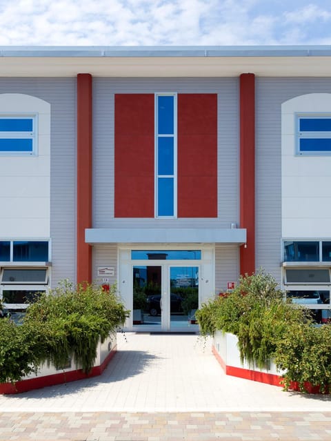Facade/entrance