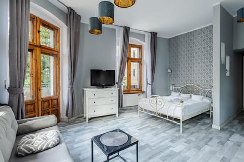 Bed, TV and multimedia, Seating area