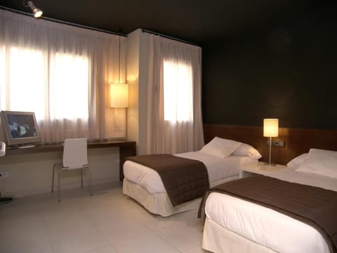 Bed, TV and multimedia, Seating area