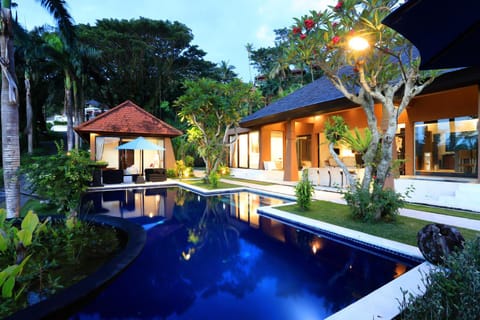 Property building, Garden, Garden view, Pool view, Swimming pool