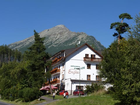 Property building, Off site, Day, Neighbourhood, Location