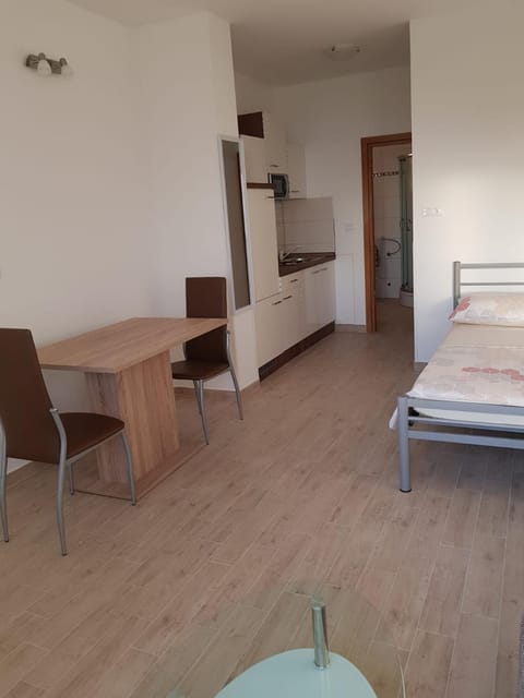 Kitchen or kitchenette, Dining area, Bedroom, Communal kitchen