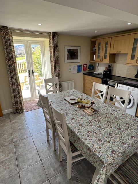 Coffee/tea facilities, Kitchen or kitchenette, Seating area, Dining area, minibar, pet friendly, stove, toaster