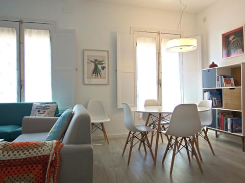 Communal lounge/ TV room, Library, Decorative detail