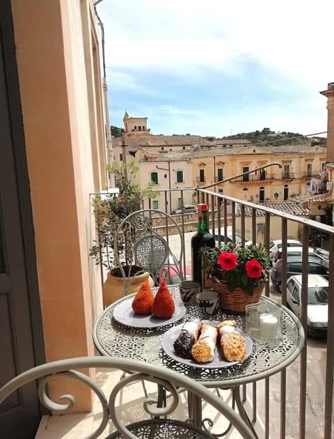 Balcony/Terrace, Street view