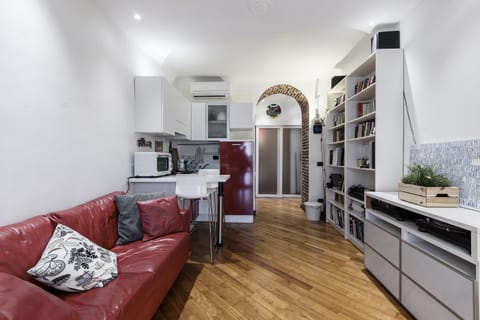 Library, TV and multimedia, Kitchen or kitchenette, Living room, Seating area, Dining area