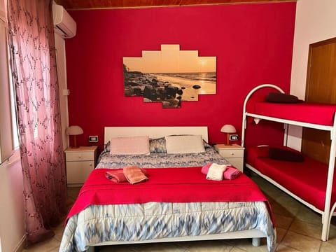 Bedroom, bunk bed