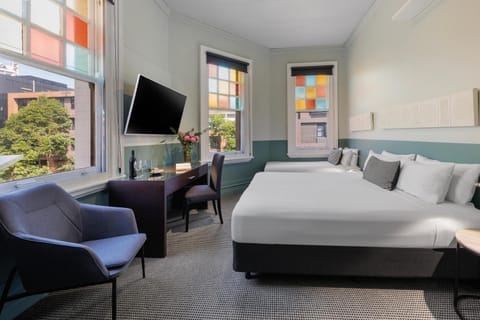 Bed, TV and multimedia, Photo of the whole room, Seating area, Bedroom, Street view, minibar