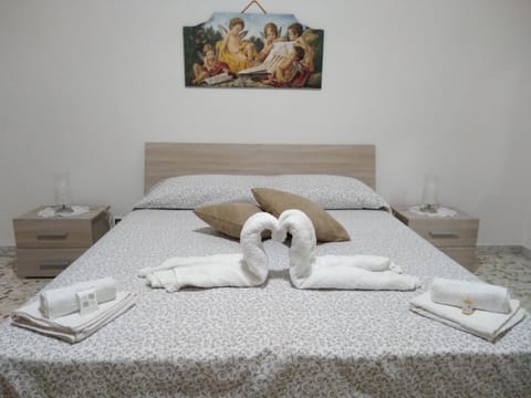 Staff, Restaurant/places to eat, Spring, Bed, Day, Night, People, People, Property logo or sign, Neighbourhood, Winter, Summer, Photo of the whole room, Decorative detail, Beach, Autumn, On site, Area and facilities, Supermarket/grocery shop, Shopping Area, cot, Family, Family