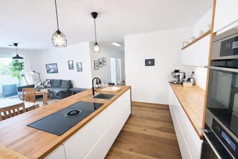 TV and multimedia, Kitchen or kitchenette, Living room, Seating area, Dining area, stove
