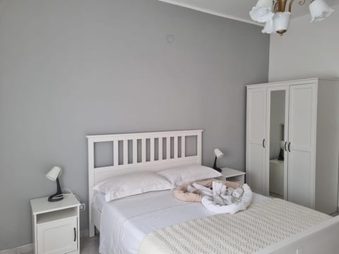 Shower, Bed, Bathroom, Balcony/Terrace, Quiet street view, bidet, hair dryier, heating, internet, wardrobe, air conditioner